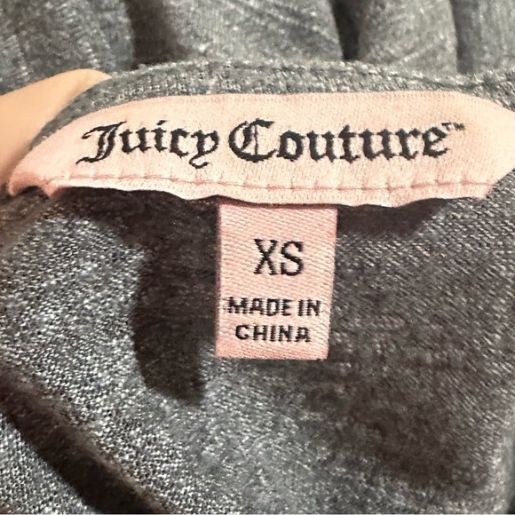 Juicy Couture Solid Gray Short Sleeve V-Neck Twist Hem T-Shirt Size XS - Picture 5 of 6